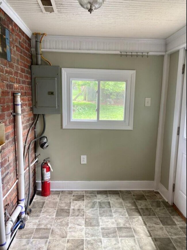 Building Photo - Swannanoa Bungalow!