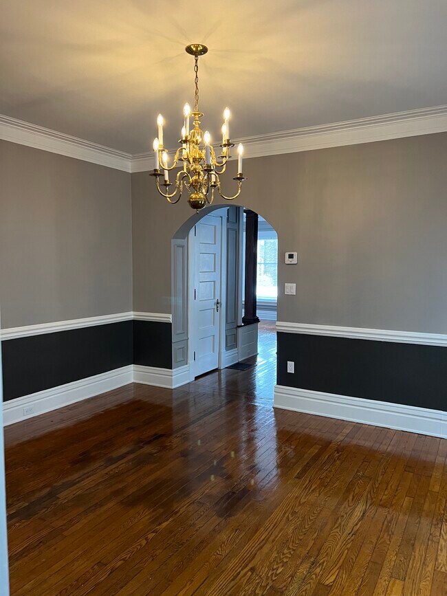 Dining room - 639 W 7th St