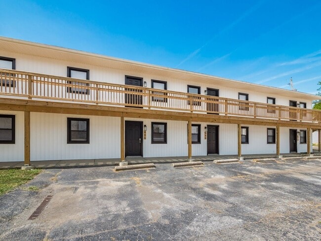 Building Photo - 490 Forest St