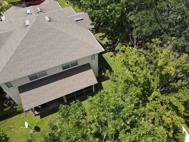 Building Photo - Great End Unit Town home waiting for you.