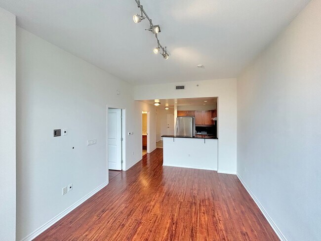 Foto del edificio - Beautiful 2BD/2BA W/ A/C, Reserved Parking, and Private Balcony in Bankers Hill!