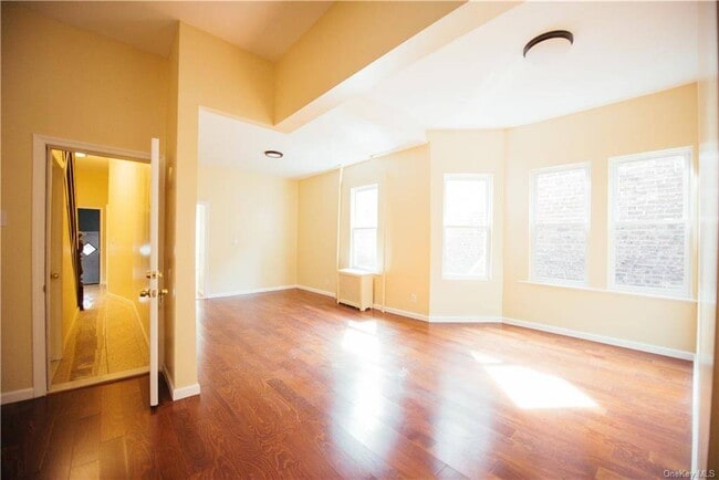 Building Photo - 1443 Beach Ave