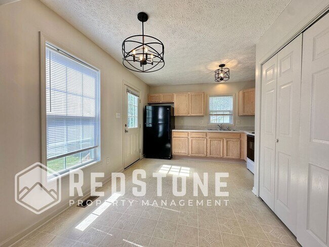 Building Photo - 2 Bedroom  1 Bath - Duplex