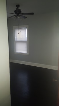 2 spacious bedrooms with refinished oak floor - 2722 W 35th Pl