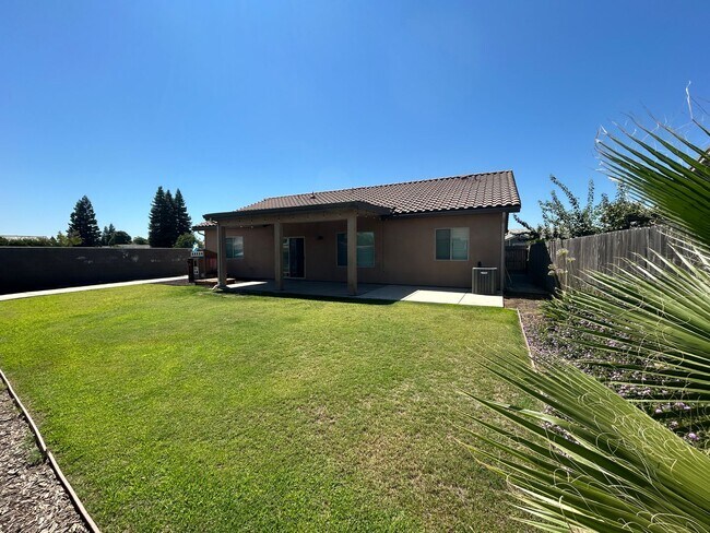 Foto del edificio - Don't miss out newer 4 bedroom 2 bath in K...