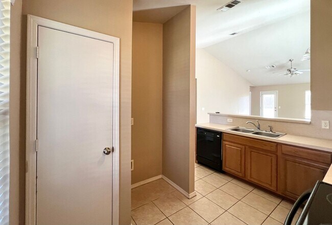 Foto del edificio - Mustang School District Home $500 OFF 1st ...