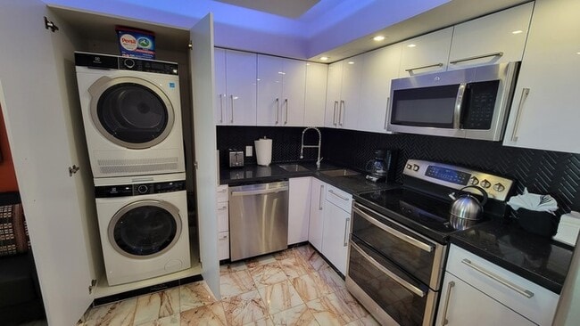 Building Photo - Alexander 1420