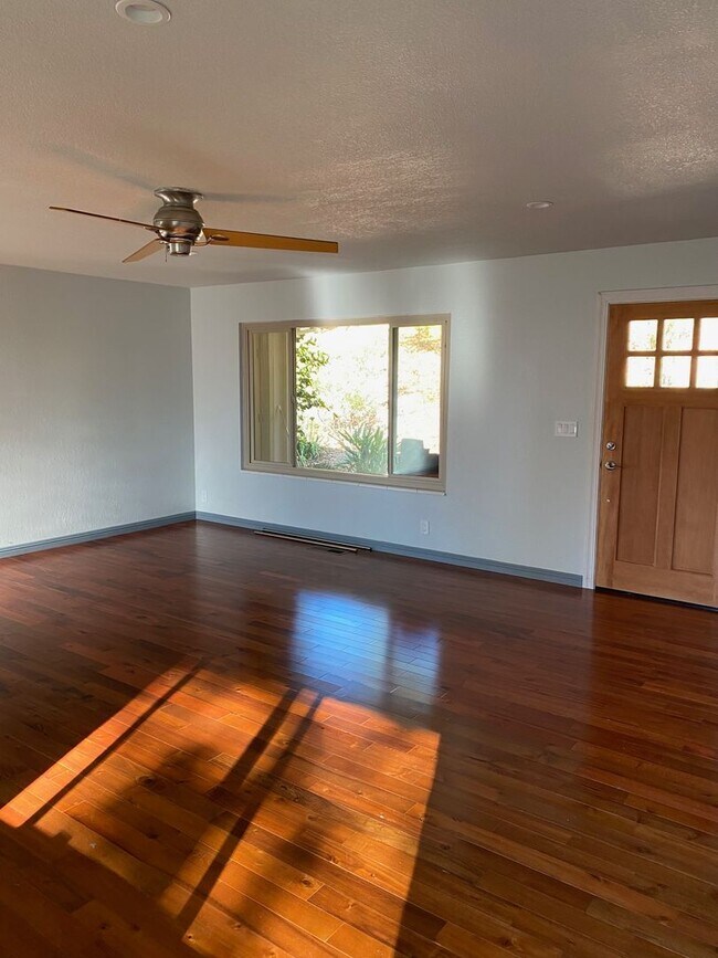 Building Photo - 4 Bedroom 2 Bathroom Single Family Home in...