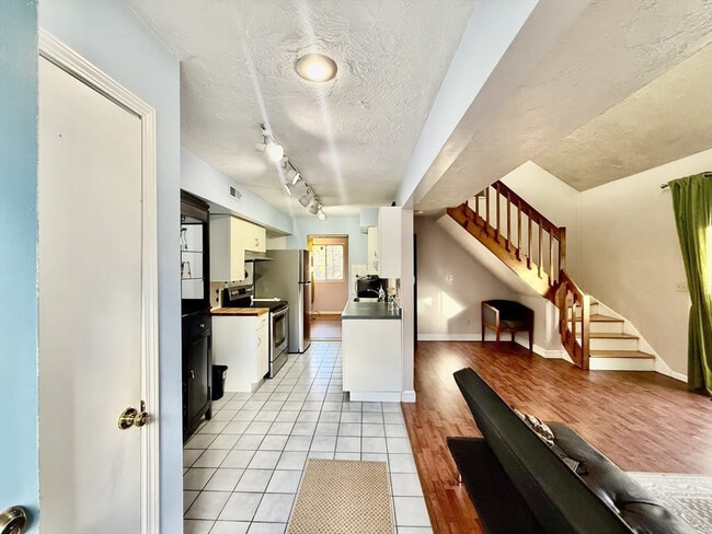 Building Photo - 197 Lake St