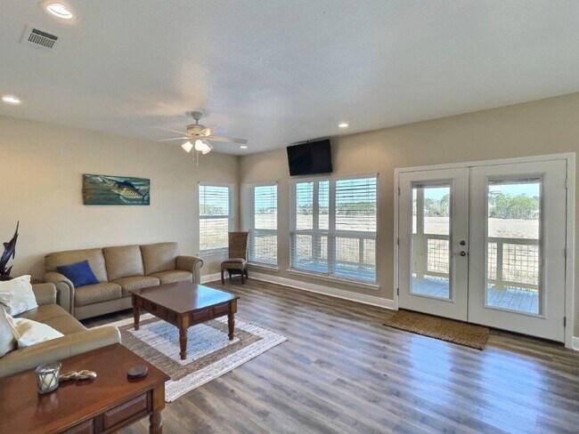 Foto del edificio - Fully Furnished 2 BD/2 BA Retreat on the Bayou