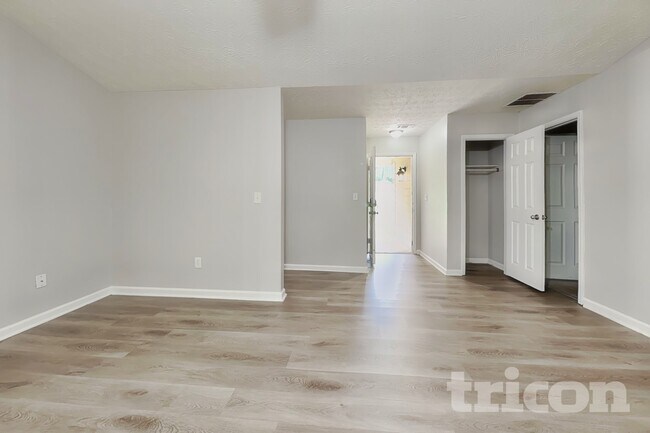 Foto del edificio - 270 Rosewood Dr