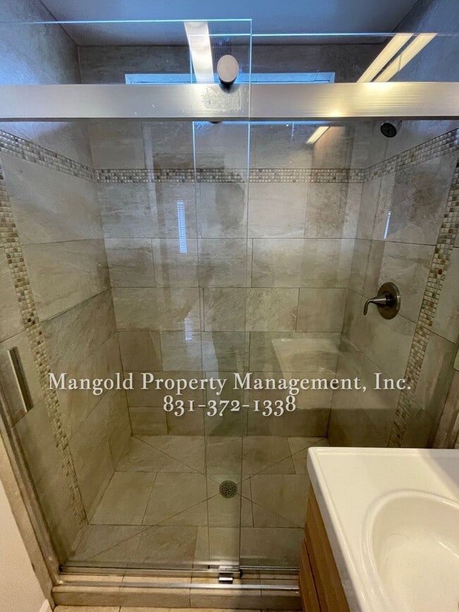Building Photo - Beautifully Recently Remodeled 2-Bed, 1-Ba...