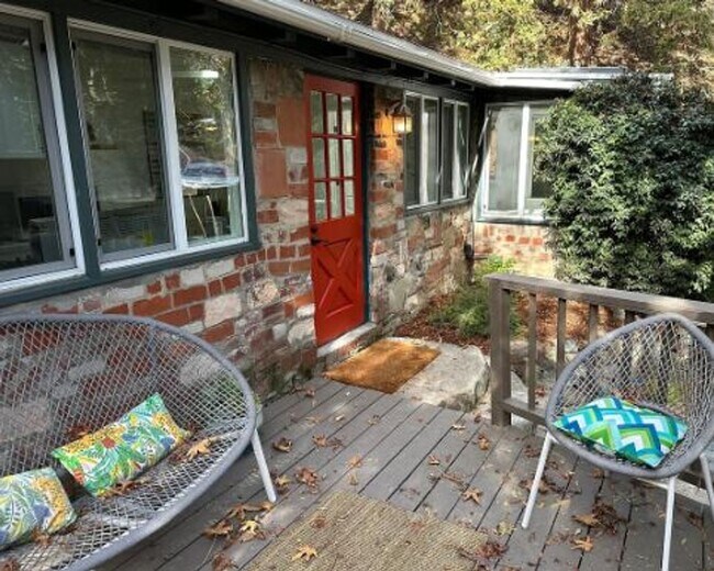 Foto del edificio - Rustic Cottage near Claremont Resort