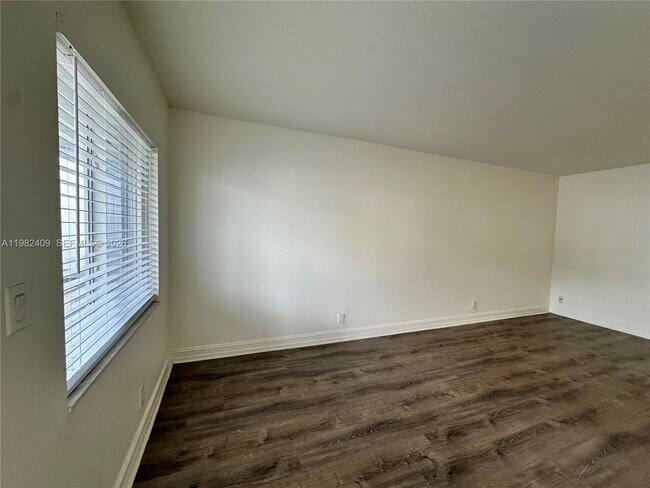 Foto del edificio - 1400 NE 56th St