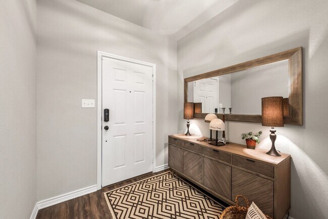 Foto del edificio - 4/4.5 Townhomes with Fenced Backyards!