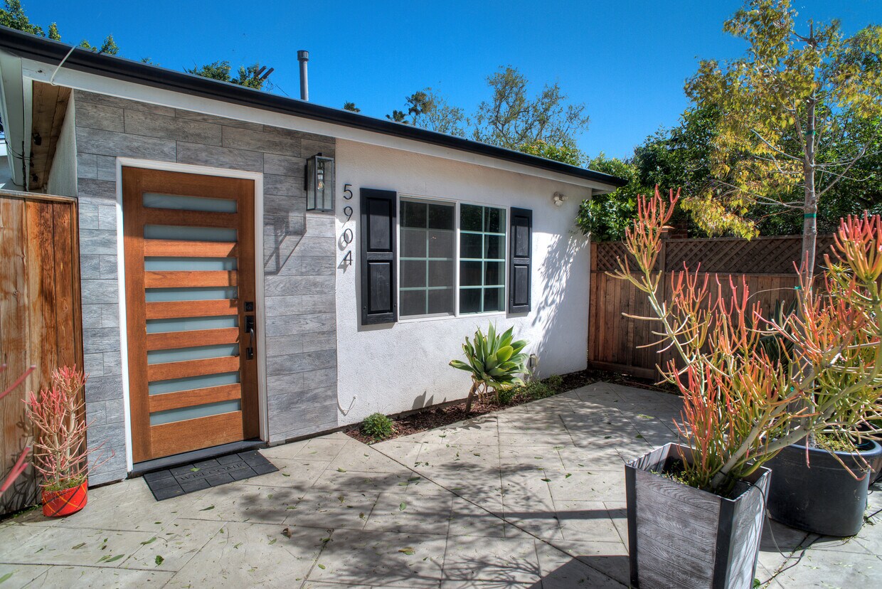 Foto principal - 5904 Tobias Ave