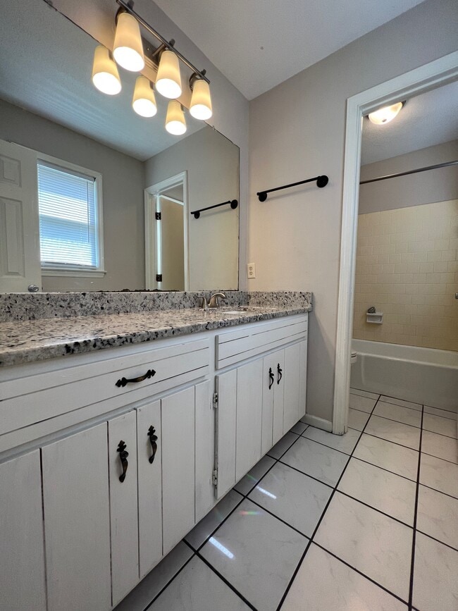 Building Photo - 809 Robin Hood Trail