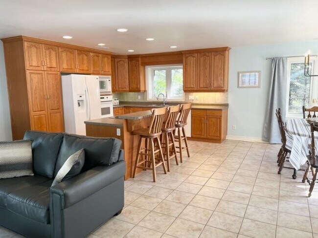 Photo du bâtiment - Grand Bend Executive 4 Bdrm For Rent * 3 B...