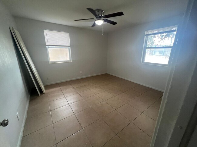 Foto del edificio - 5749 Merrill Rd