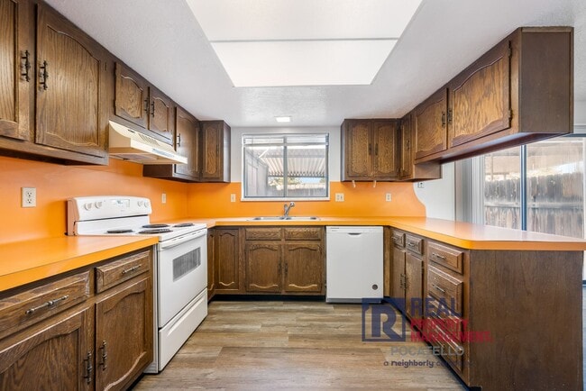 Building Photo - 3 bedroom 1.5 bath townhouse - 2 car carport