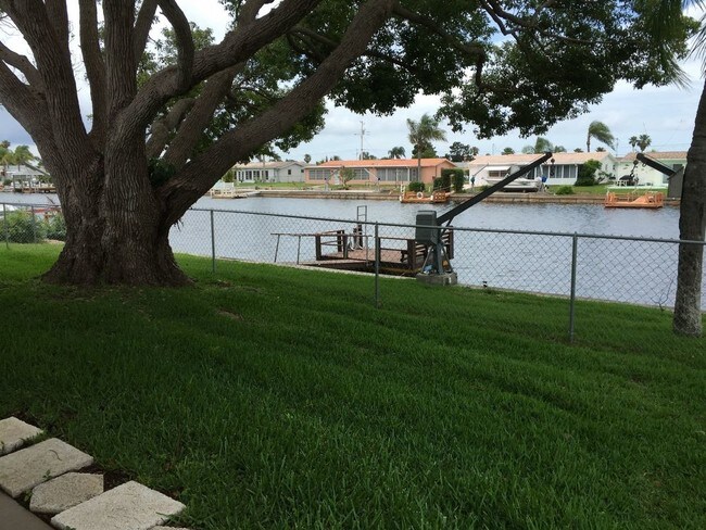 Foto del edificio - 2 bedroom WATERFRONT home