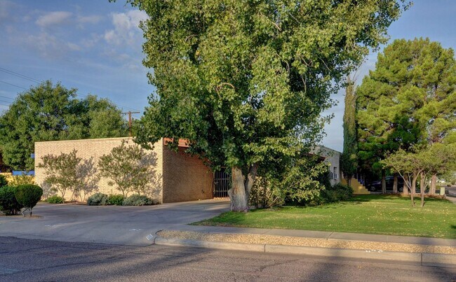 Building Photo - Beautiful estate home on a corner lot!