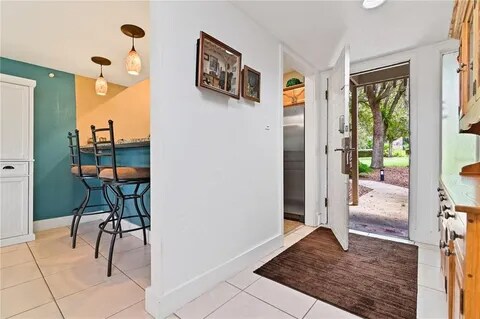 Foto del edificio - 681 Olde Camelot Cir