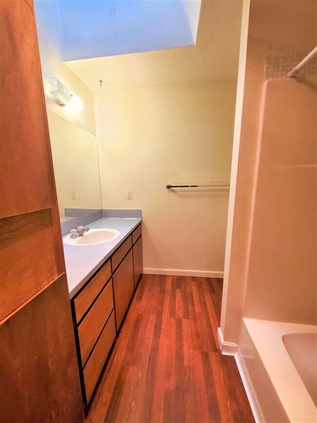 Foto del edificio - Charming 4-Plex 2 Bedroom 1 Bathroom Unit Available Soon!