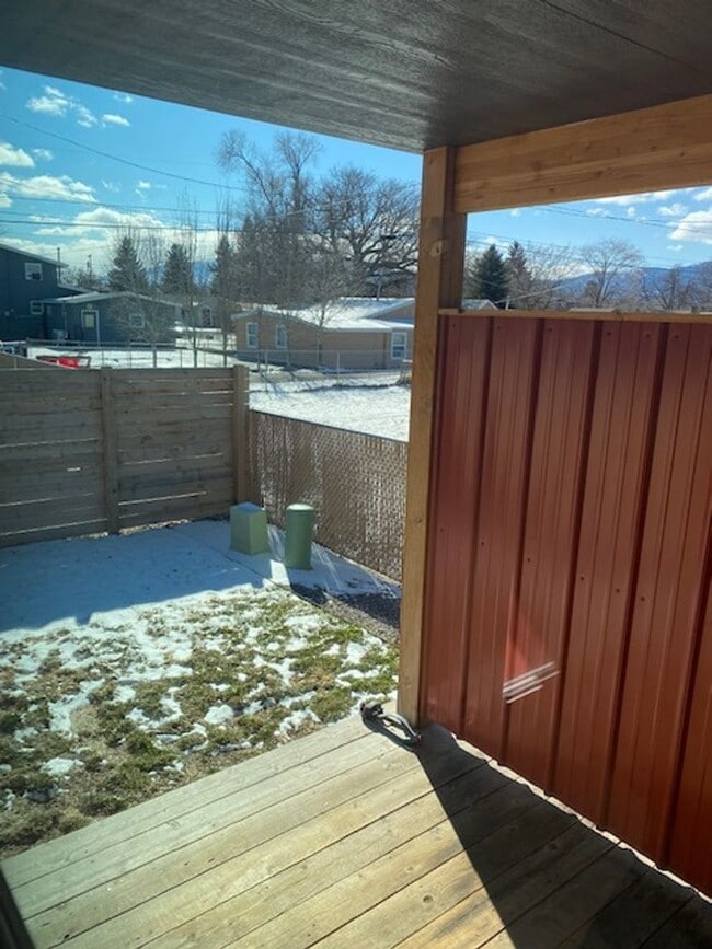 Building Photo - Newer Build - Immaculate 4-5 bed 3.5 Bath Townhouse