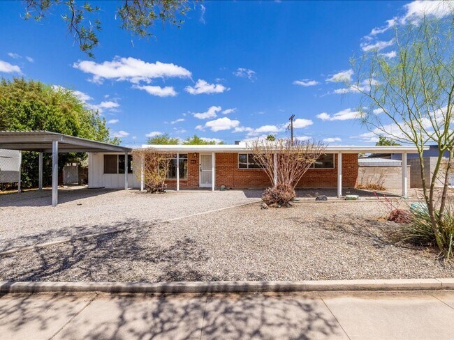Building Photo - 3 Bedroom 2 Bath