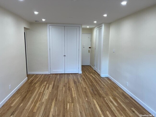 Foto del edificio - 142-20 84th Dr