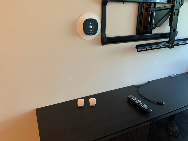 A/C temp monitor & Wall-TV ready - 1189 Waimanu St