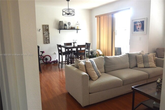 Foto del edificio - 8912 W Flagler St