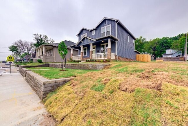 Building Photo - 4/2.5/2 Walking Distance to Downtown