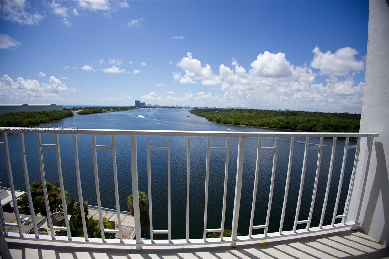 Primary Photo - 500 Bayview Dr