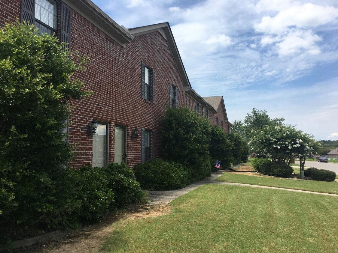 1211 Goldridge Drive Apartments during the summer. - 1211 Goldridge Dr SW