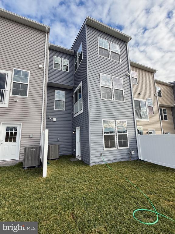 Building Photo - 79 Abigail St