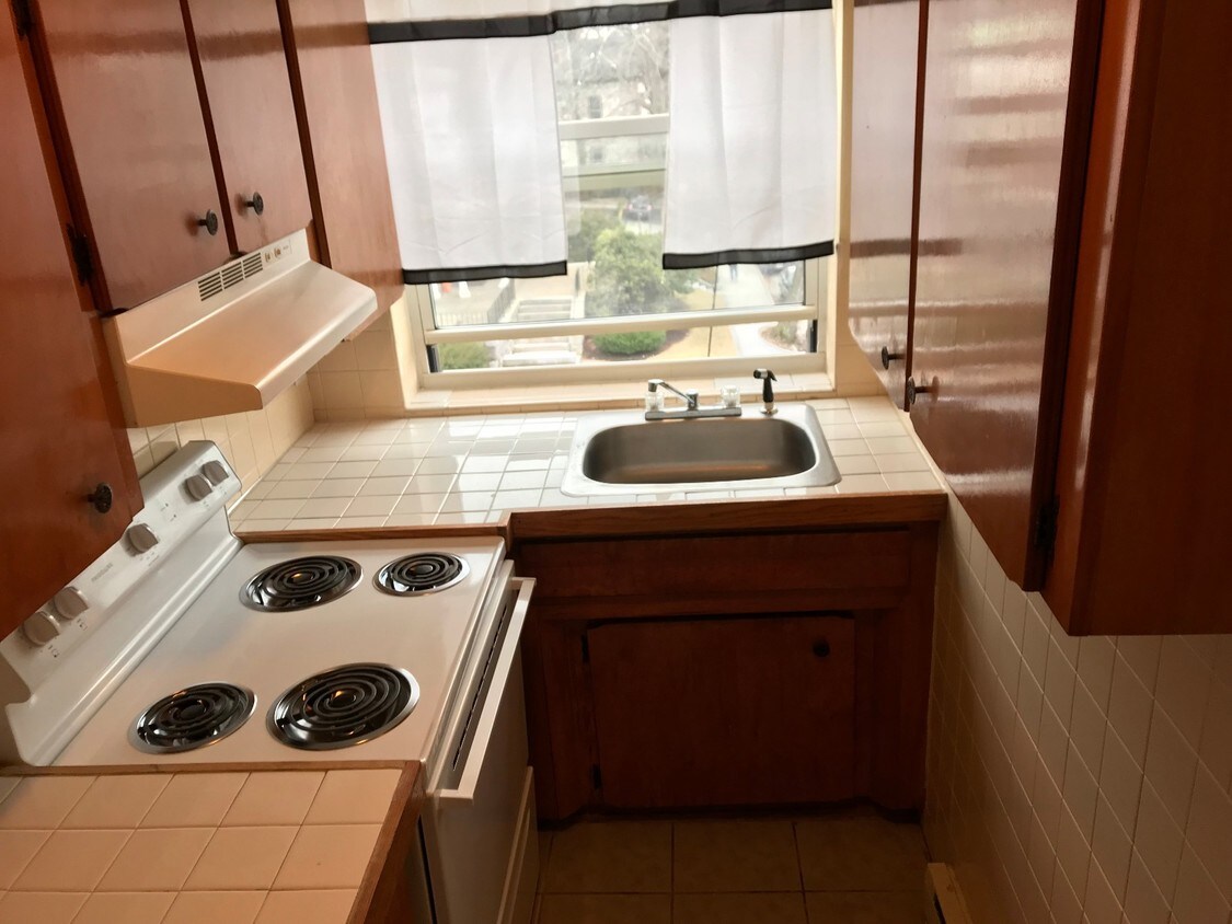 32 Cedar St Unit 303, Worcester, MA 01609 Room for Rent in Worcester