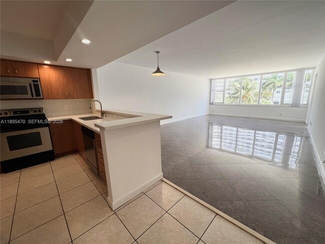 Building Photo - 5600 Collins Ave