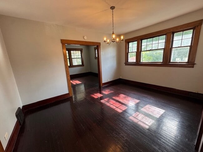 Building Photo - 901 Cottage Ave