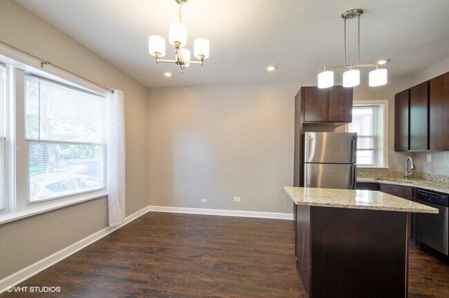 Building Photo - 2 bedroom in CHICAGO IL 60618