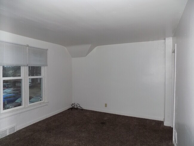 Building Photo - 118 9th St NE