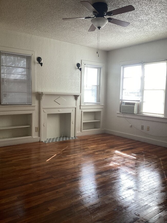 Foto del edificio - Cute 2 Bedroom with a little historical charm!  One block from ENMU!