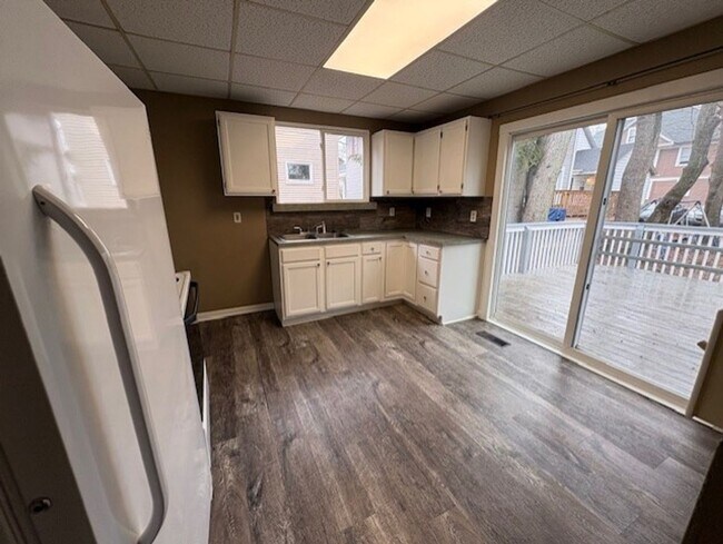 Foto del edificio - Classic Akron Home, Modern Convenience: Deck, First Floor Bedroom & Laundry and 2 Sunroom's