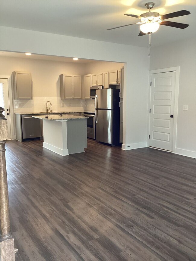 Foto del edificio - 3 BEDROOM 2.5 BATH W/ 1 CAR GARAGE, DECK, & FENCED IN BACK YARD!