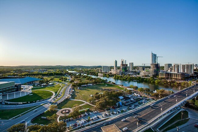 Foto del edificio - Chic Downtown 3BR: Stylish Living in Austi...