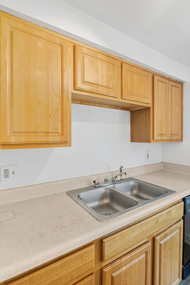 Building Photo - 3528 E Fall Creek Pkwy N Dr