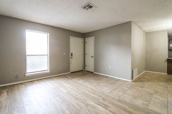 Building Photo - Cozy & Updated