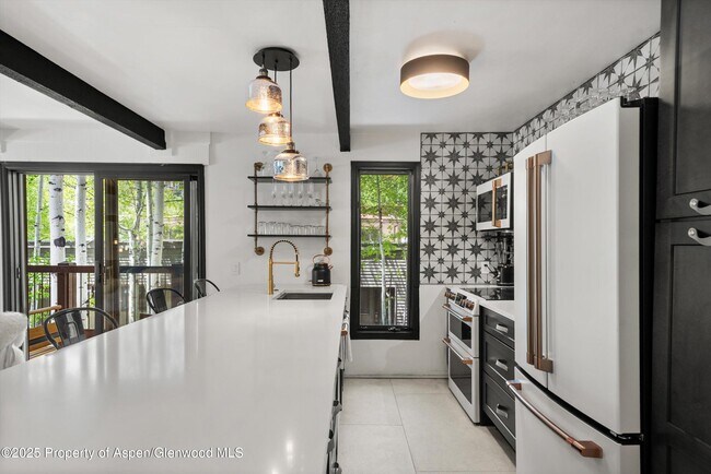 Foto del edificio - 35 Upper Woodbridge Rd