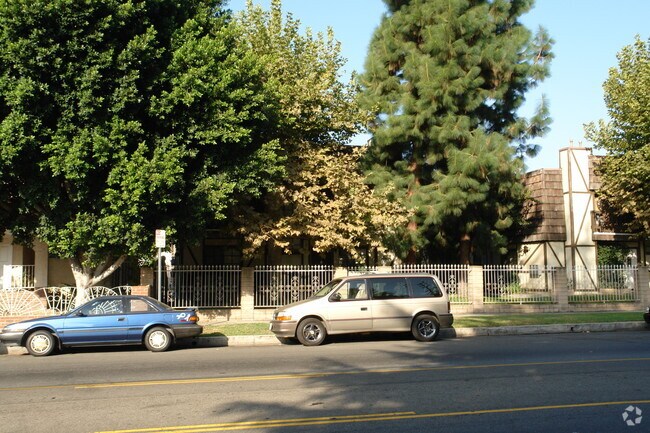 Building Photo - 5729 Hazeltine Ave